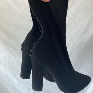 Sued black boots with zipper